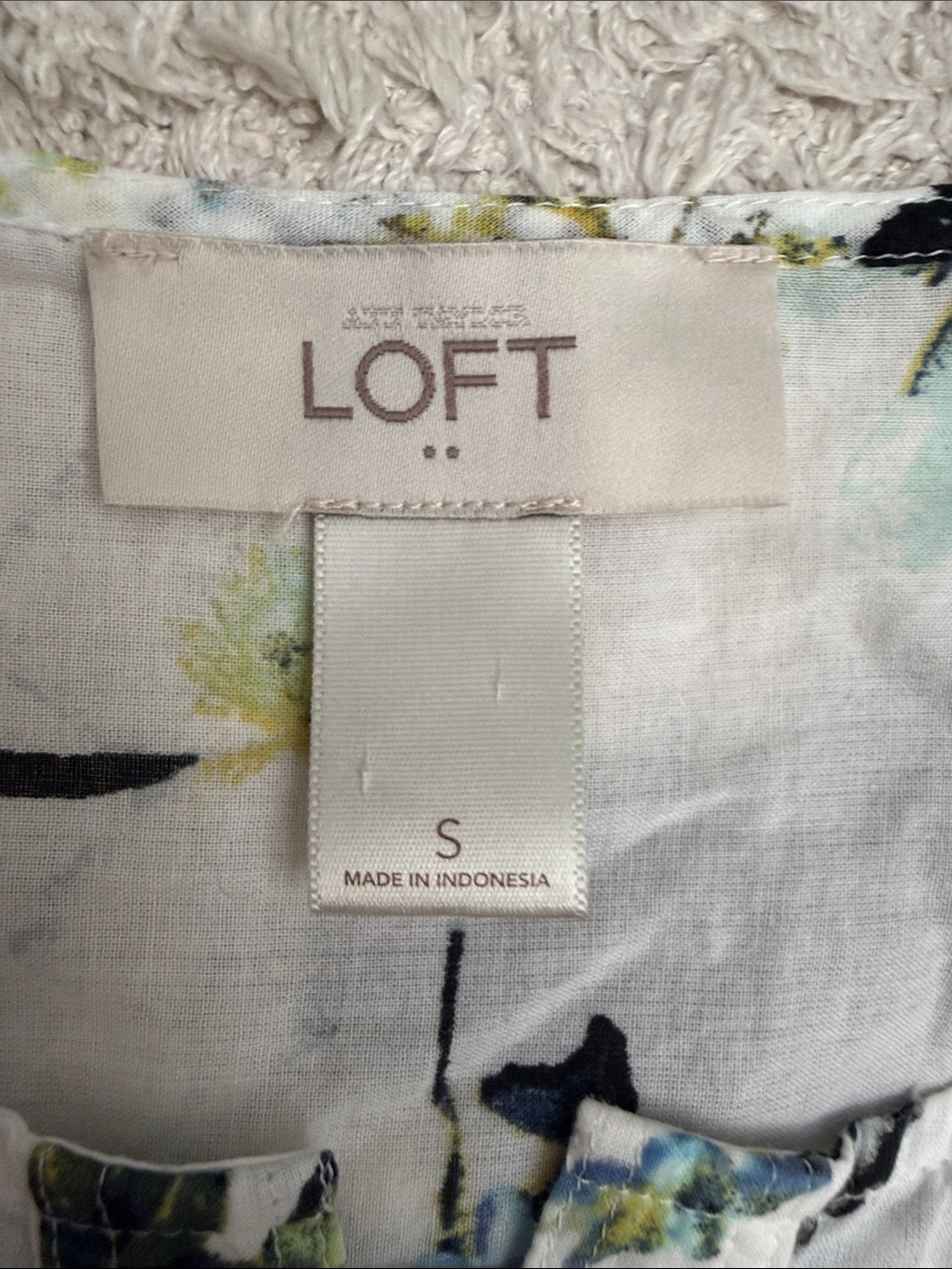LOFT Floral blouse size small - Picture 9 of 12